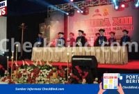 Guru Pakai Kalung Wisuda, Netizen: Berlebihan!. DI tengah gencarnya kebijakan pemerintah melarang wisuda untuk jenjang