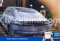 Proses Pemadaman Kebakaran Mobil