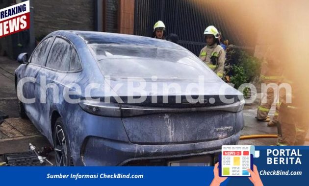 Proses Pemadaman Kebakaran Mobil Proses Pemadaman Kebakaran Mobil