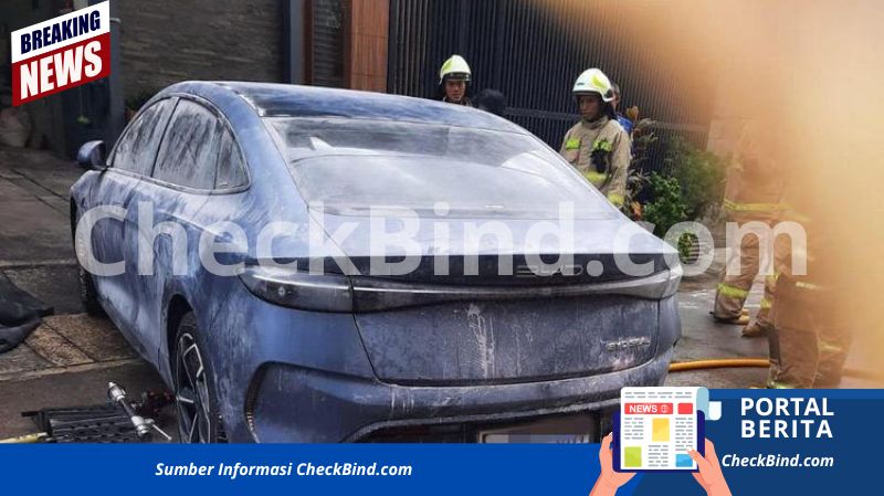 Proses Pemadaman Kebakaran Mobil